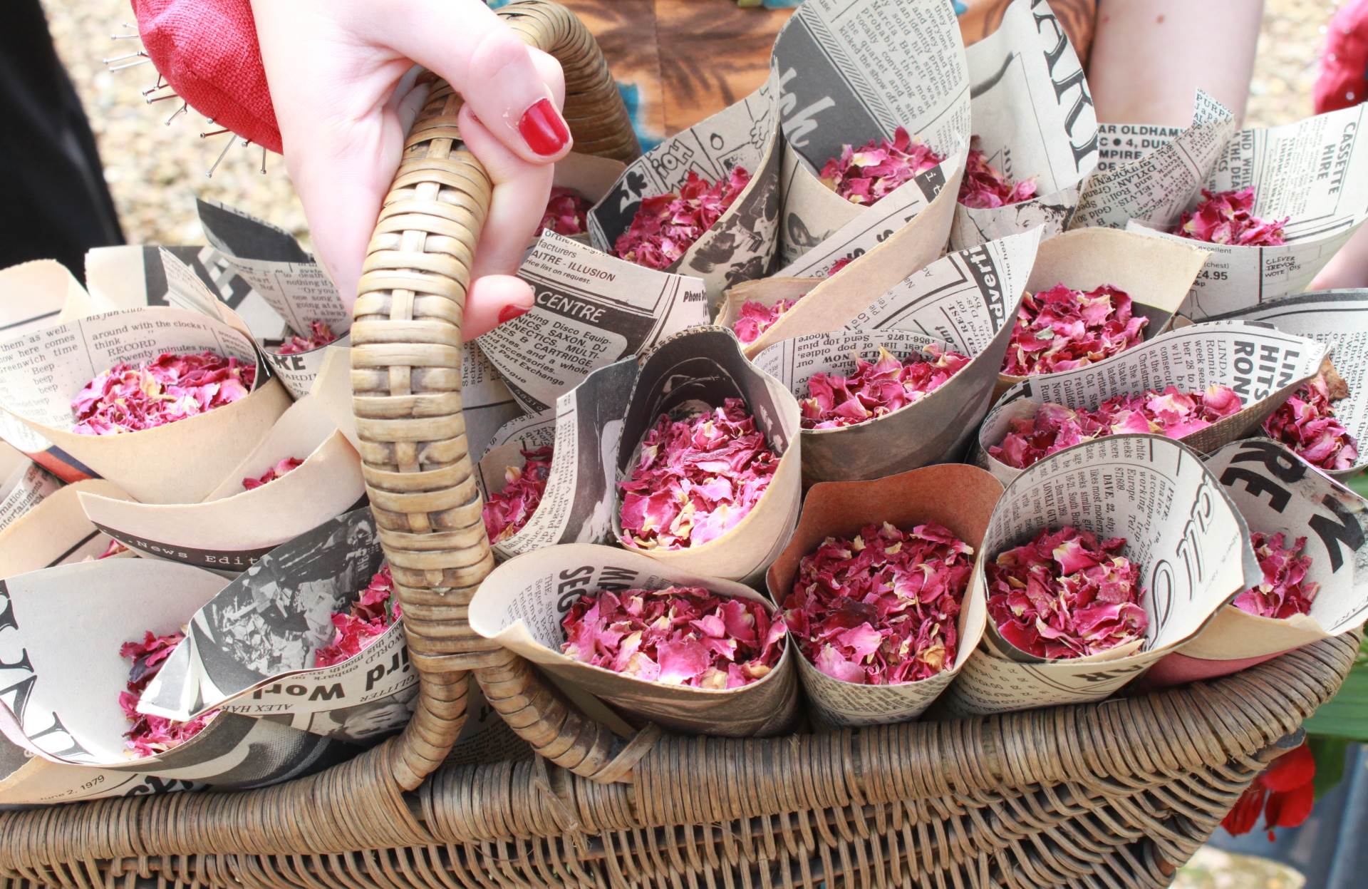 Vintage rose confetti