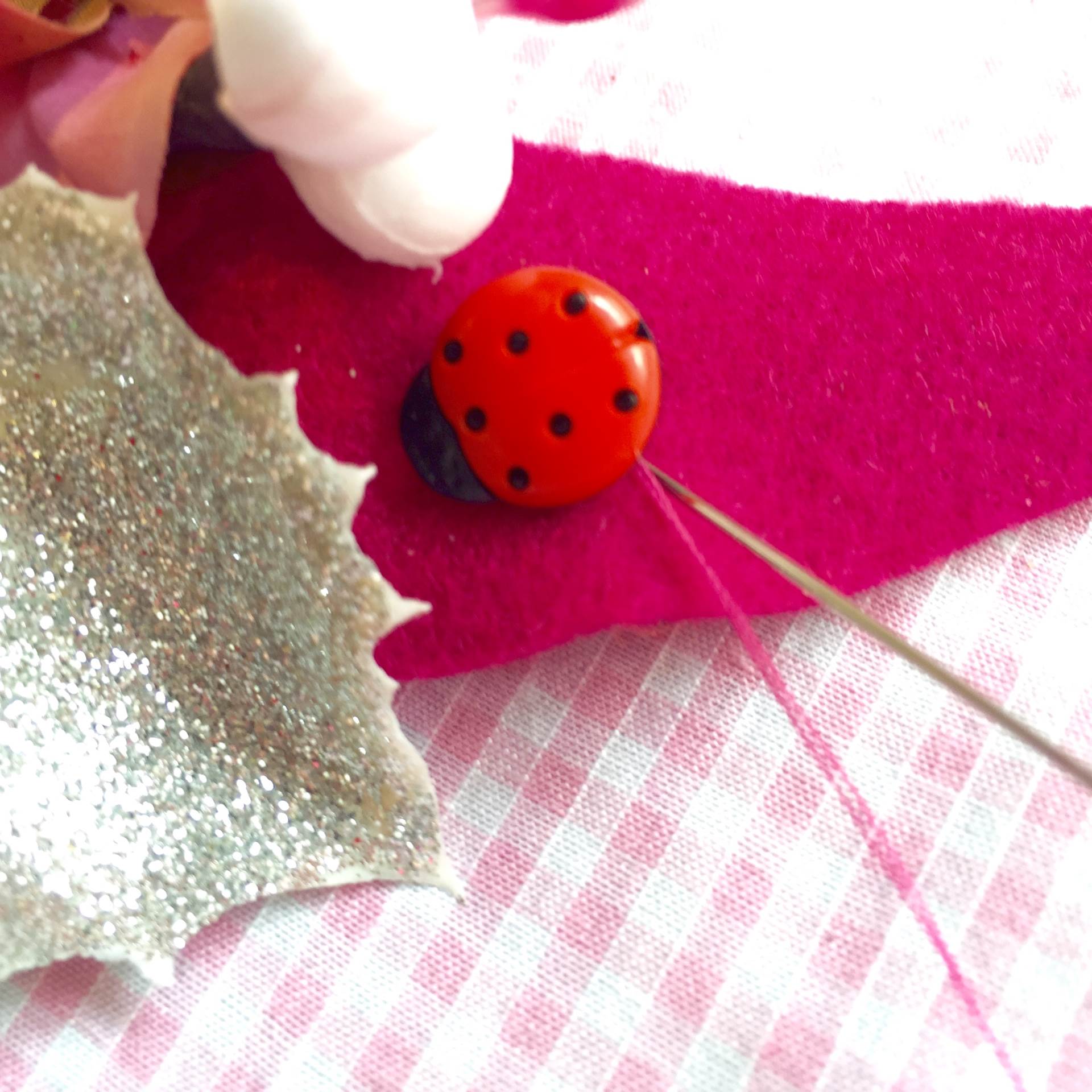 How to make a vintage inspired flower fascinator by the Glam Hatters for the Unique Bride Club as featured on The National Vintage Wedding Fair blog