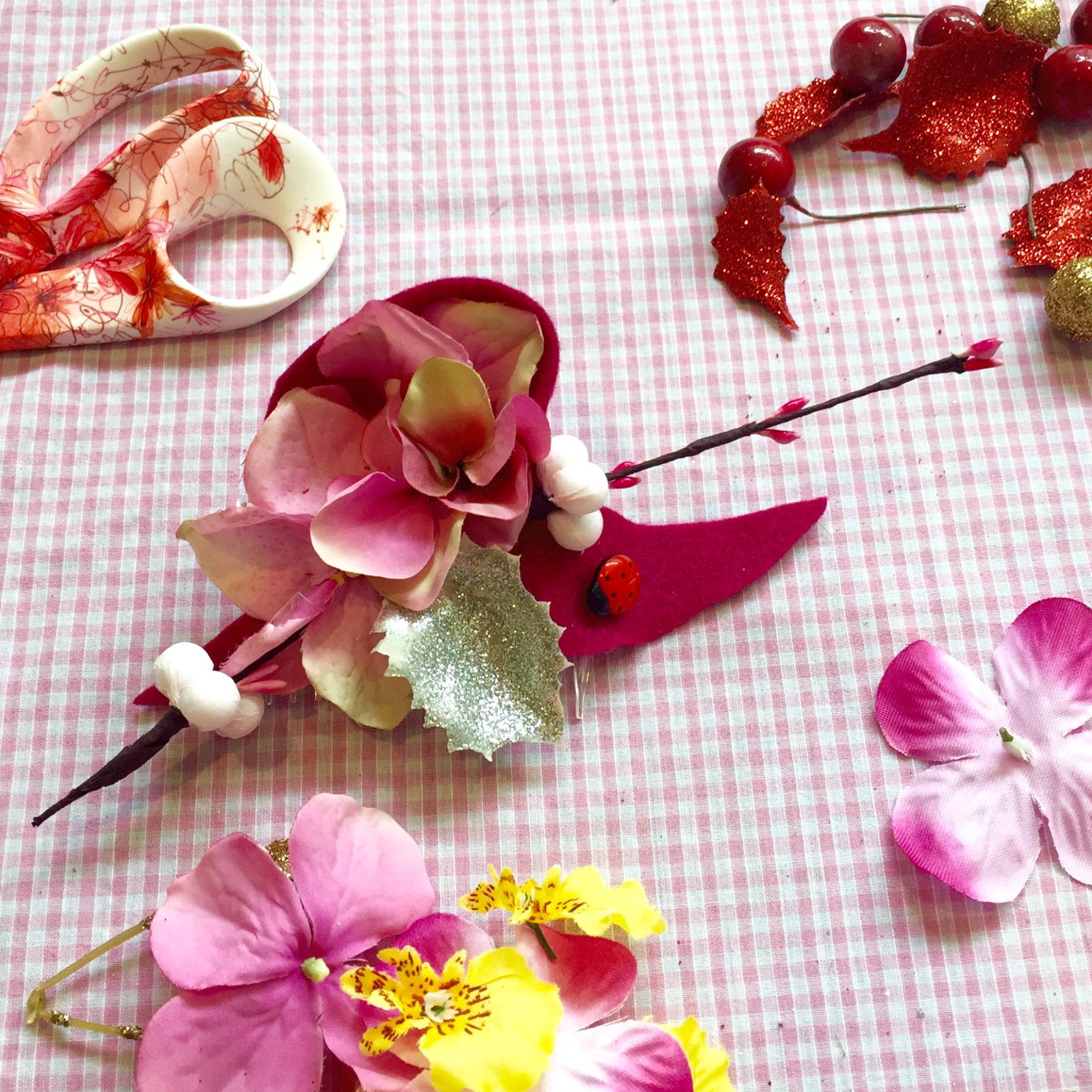 How to make a vintage inspired flower fascinator by the Glam Hatters for the Unique Bride Club as featured on The National Vintage Wedding Fair blog