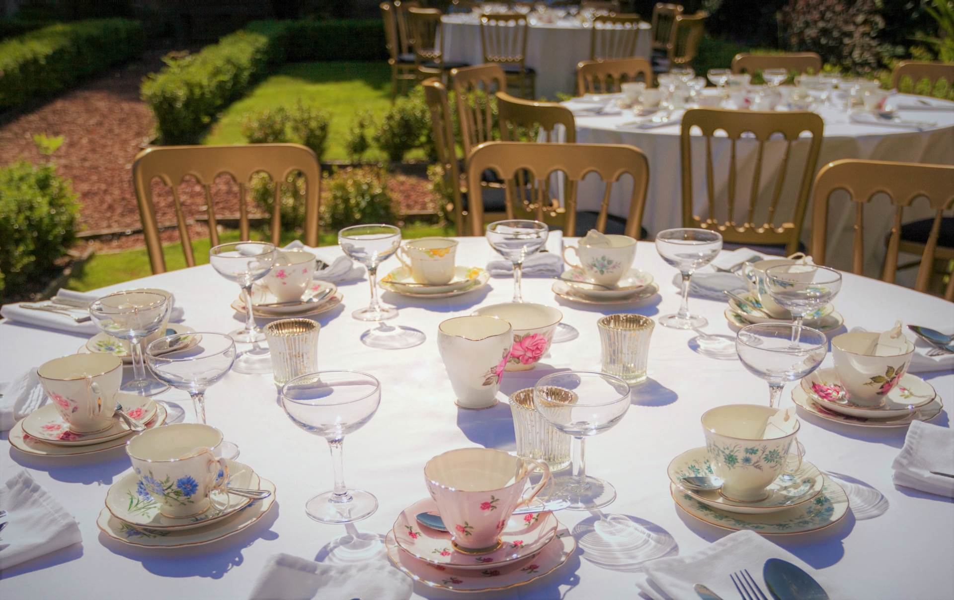 Styling ideas for a vintage wedding using vintage china