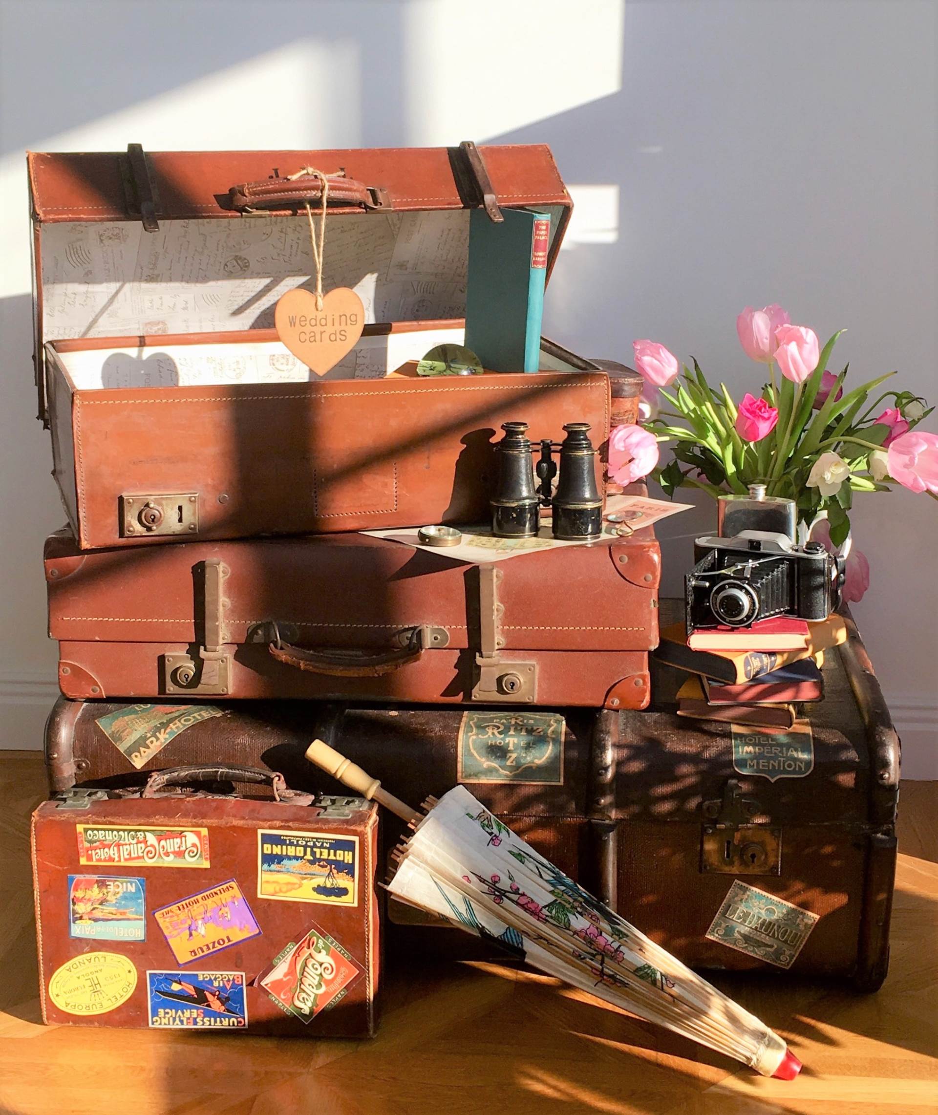 Styling ideas for a vintage wedding using suitcases for a card table