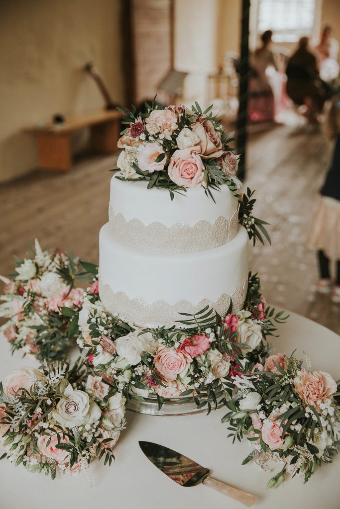 A 1940s vintage wedding cake