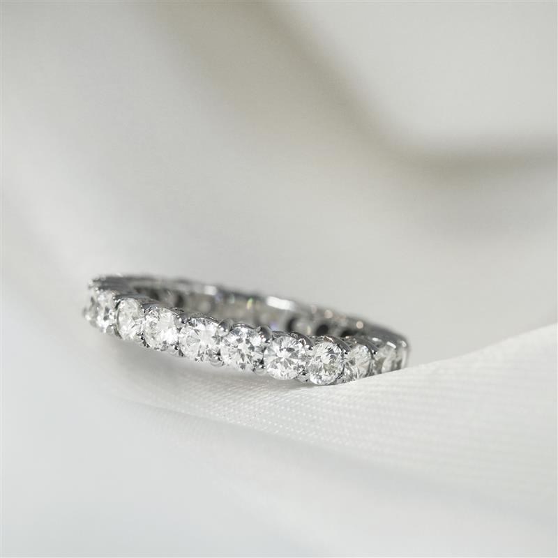 A Guide To Eternity Rings - And Why They Are A Popular Choice For A Wedding Ring