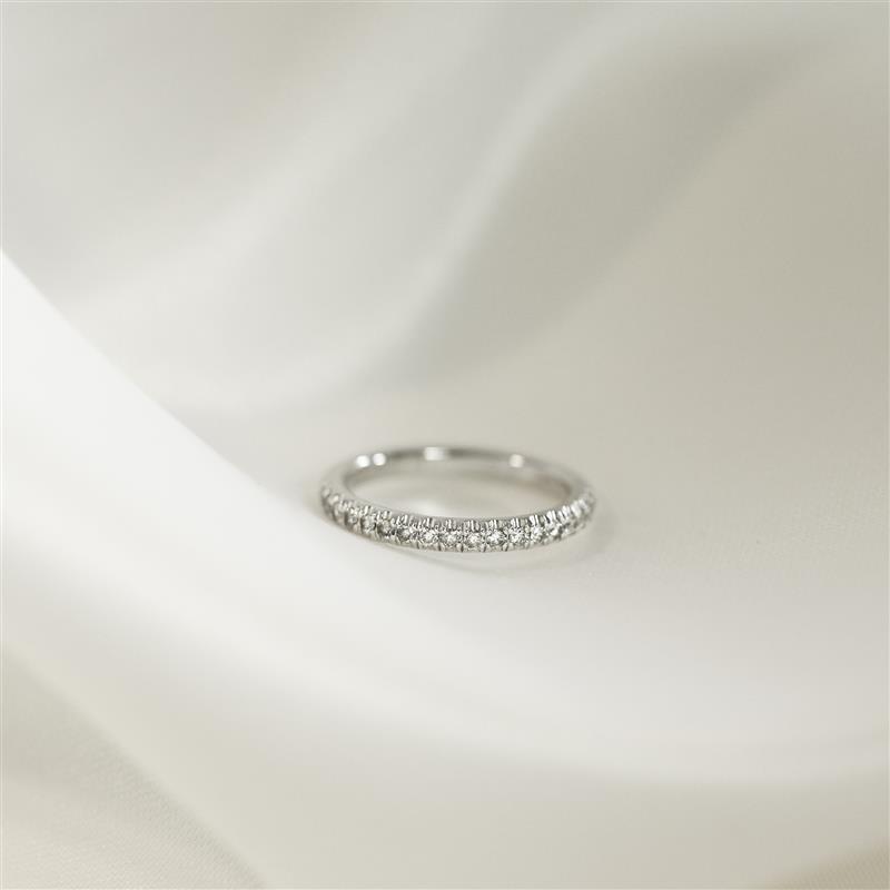 A Guide To Eternity Rings - And Why They Are A Popular Choice For A Wedding Ring