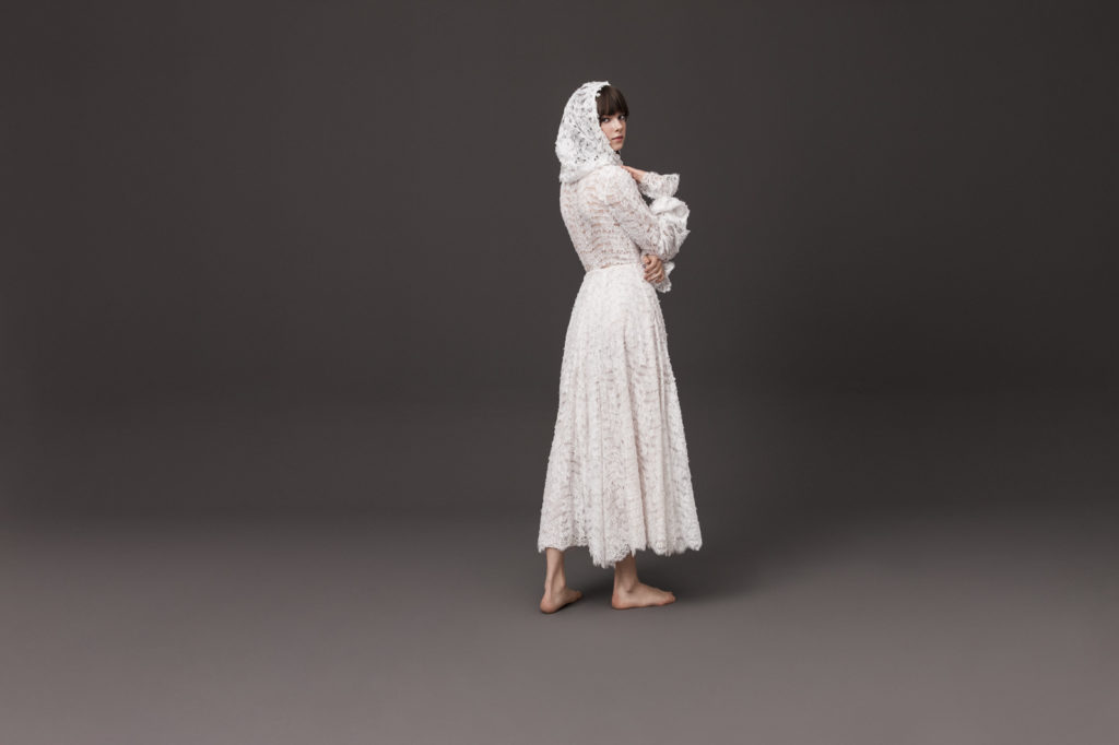 5-hooded-wedding-dresses-for-an-alternative-bridal-look