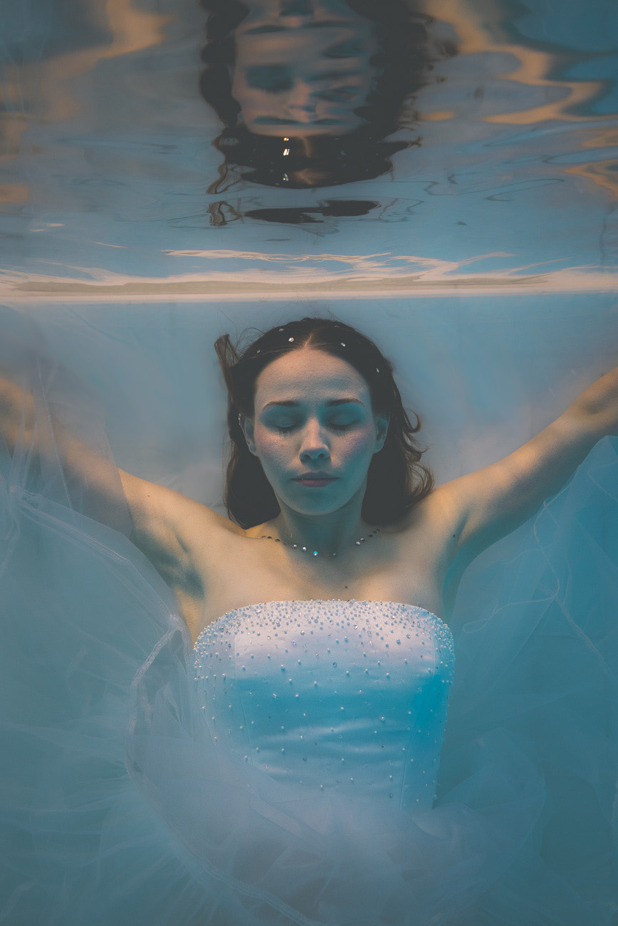 Mercier Stockholm Bridal X Konstim Kreativ Under Water Bridal Shoot