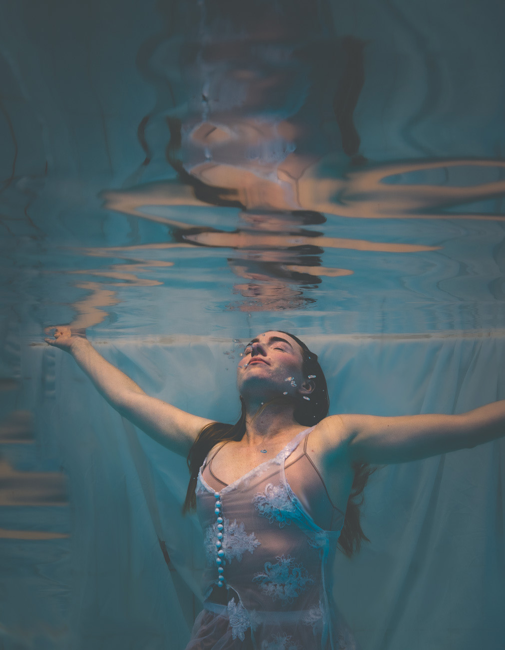 Mercier Stockholm Bridal X Konstim Kreativ Under Water Bridal Shoot