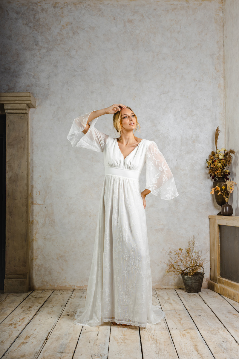 10 Winter Wedding Dress Ideas For The Modern Eco Bride