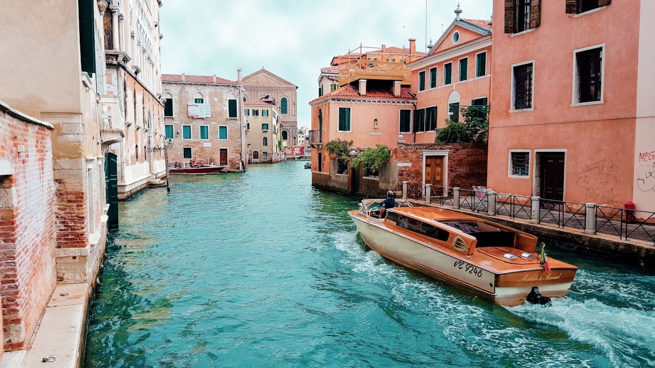 The Most Picturesque Proposal Spots in Venice